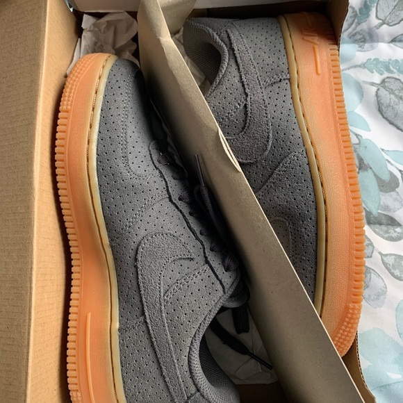 Nike Womens WMNS Air Force 1  ‘07 SUEDE - Picture 3 of 5